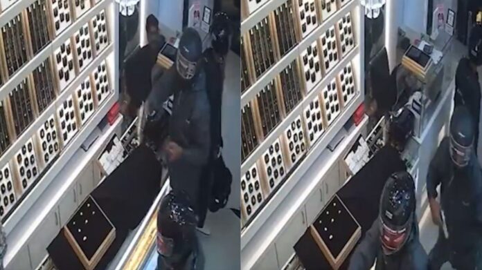 Jewelry Shop Robbery: సినిమాను తలపించేలా.. ముంబైలో ముసుగులు ధరించి నగల షాపులో చోరీ.. (వీడియో)