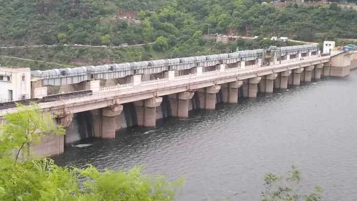 Srisailam Project: శ్రీశైలం డ్యామ్‌కు భారీగా వరద.. రెండు రోజుల్లో గేట్లు ఎత్తే అవకాశం..